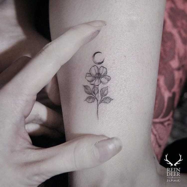 Modelo de tatuagem feminina no formato de flor
