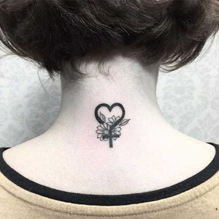 Modelo de tatuagem feminina para trás do pescoço