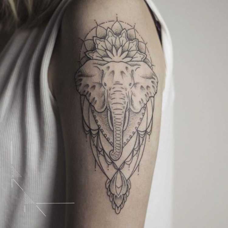 Mulher com o braço tatuado