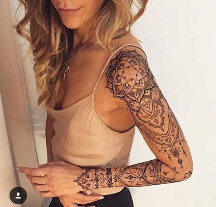 Mulher com o braço todo tatuado