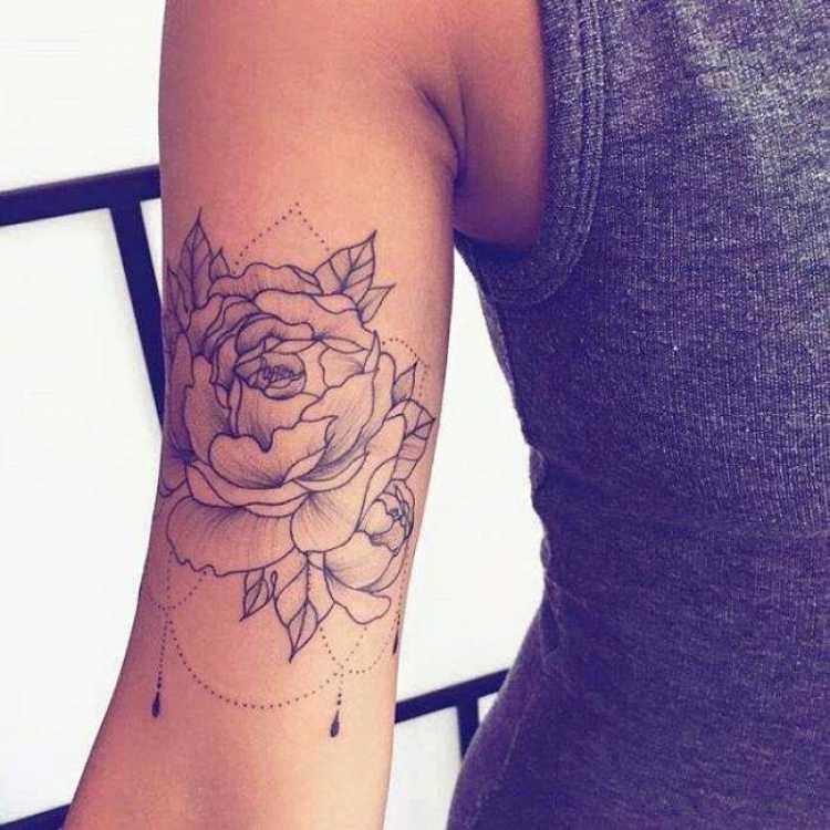 Rosa no braço é uma das mais bonitas tatuagens femininas