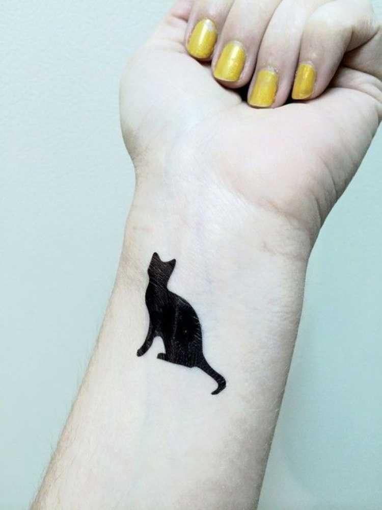 Tatuagem com o desenho de um gato preto no punho