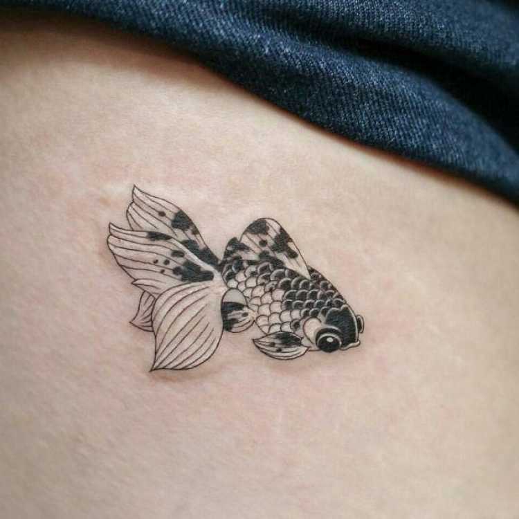 Tatuagem com o desenho de um peixinho