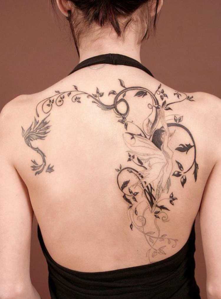 Tatuagem de ramos e folhas nas costas