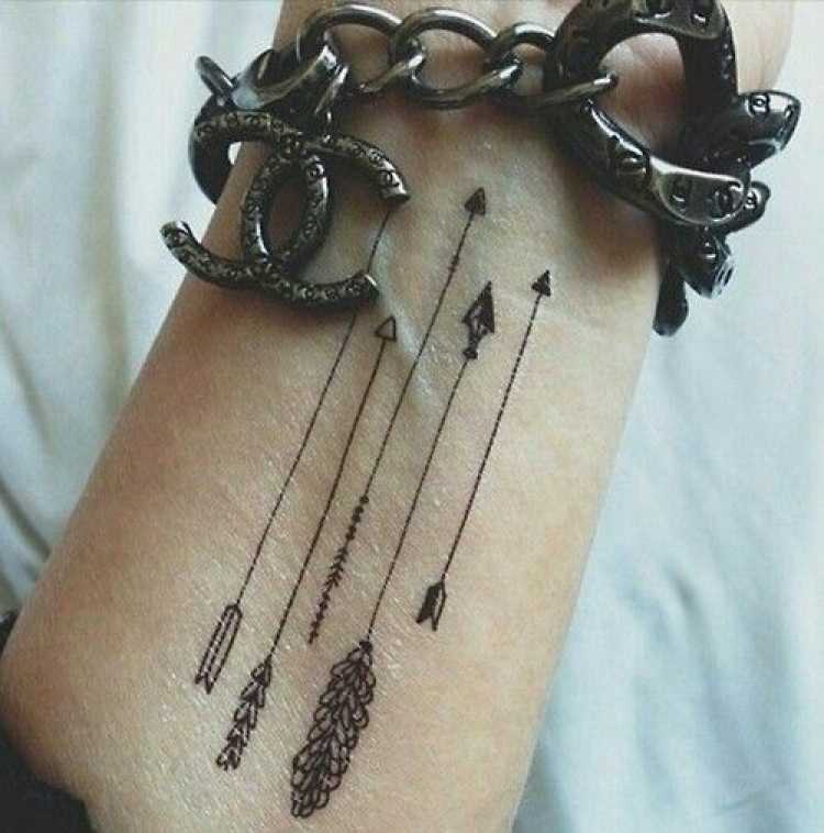 Tatuagem de várias flechas no braço