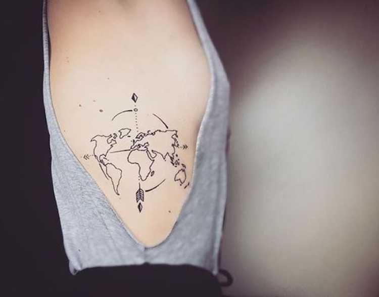 Tatuagem do mapa mundial na costela de uma mulher