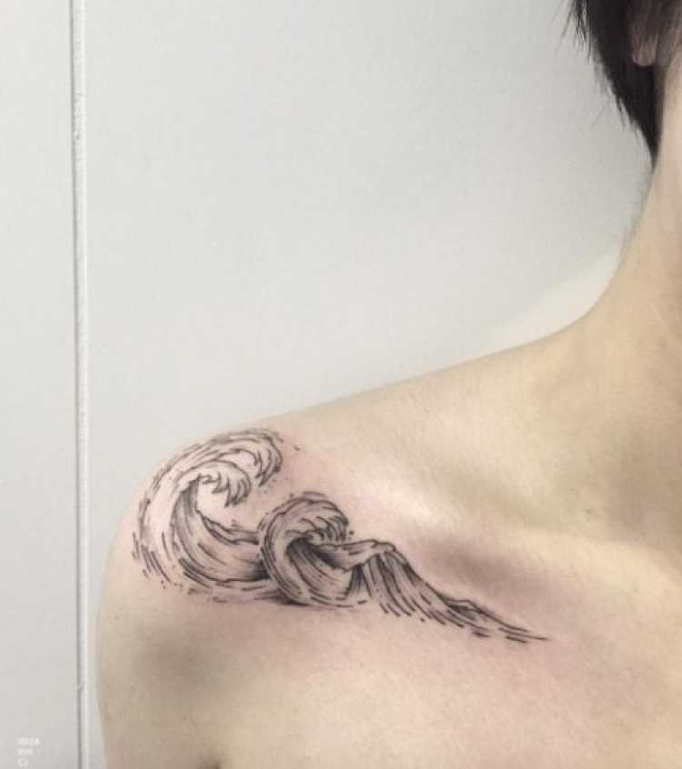 Tatuagem feminina com o desenho de ondas do mar