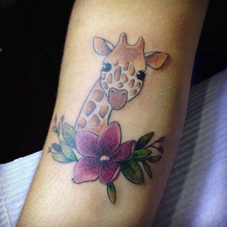 Tatuagem feminina com o desenho de uma girafa