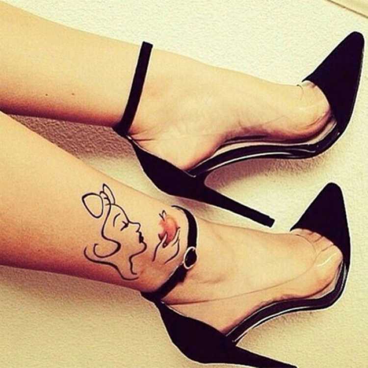 Tatuagem feminina delicada com o desenho no tornozelo de uma mulher comendo uma maça