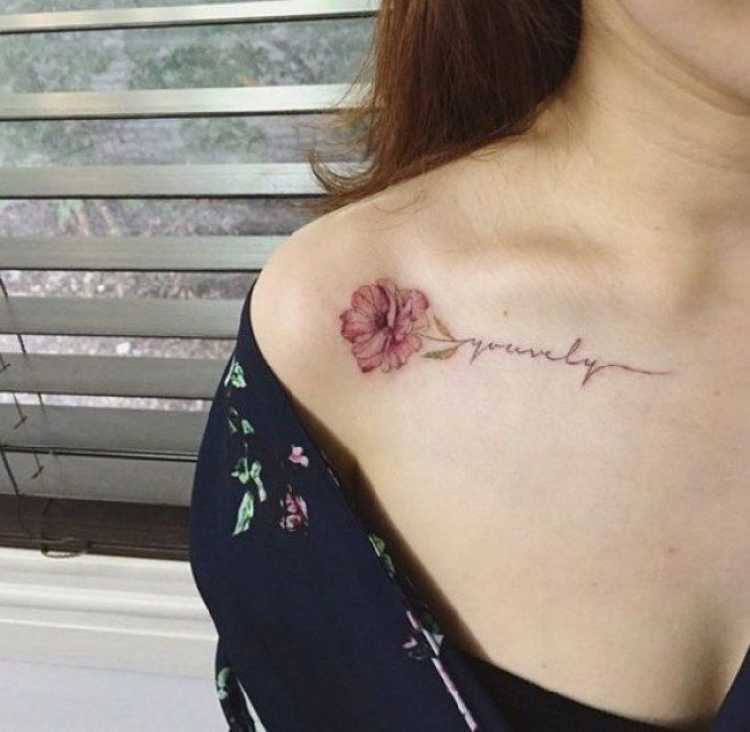 Tatuagem feminina delicada: desenho de uma rosa
