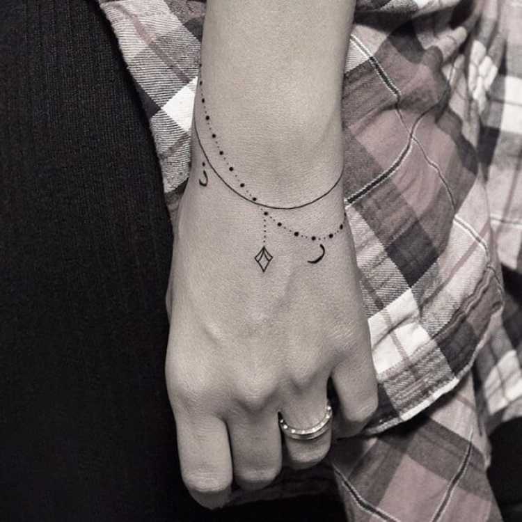 Tatuagem feminina delicada no braço