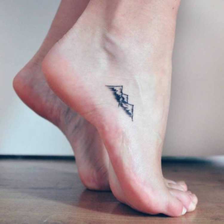 Tatuagem feminina delicada no pé