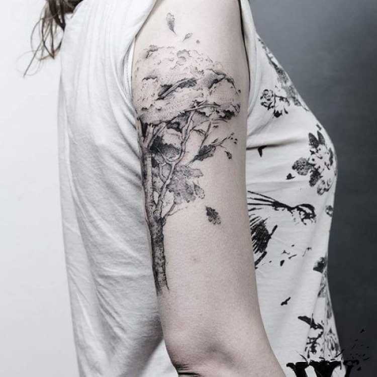 Tatuagem feminina no braço