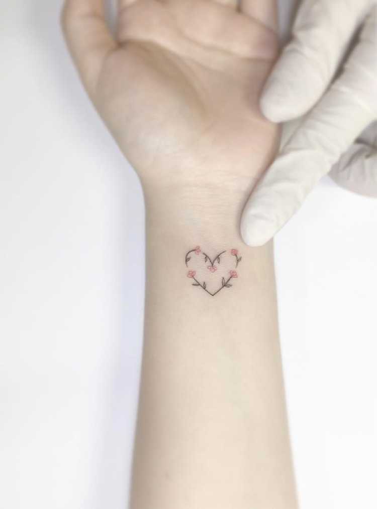Tatuagem feminina no formato de coração