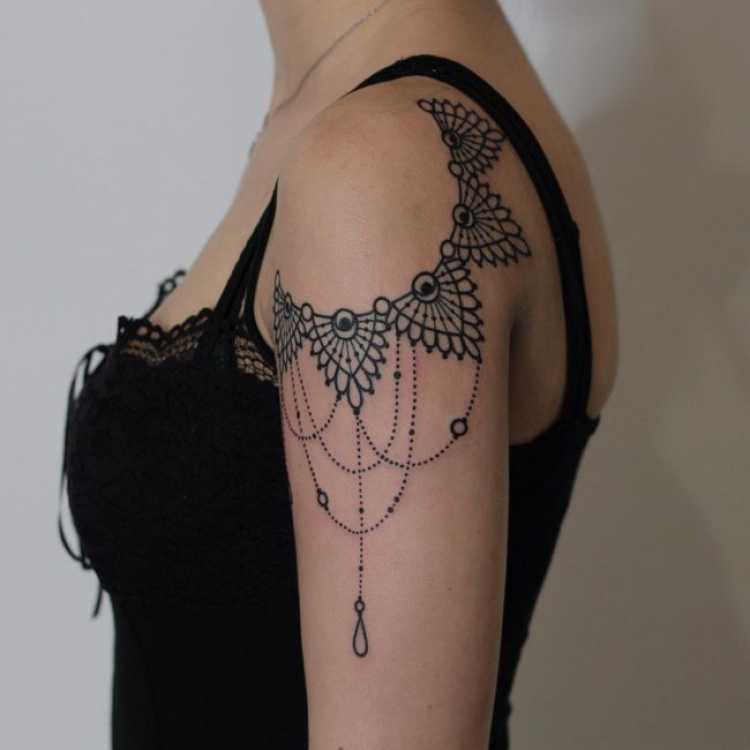 Tatuagem feminina no ombro e no braço