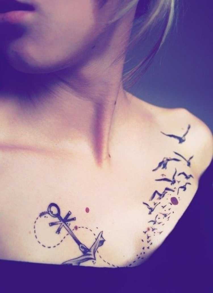 Tatuagem feminina no peito