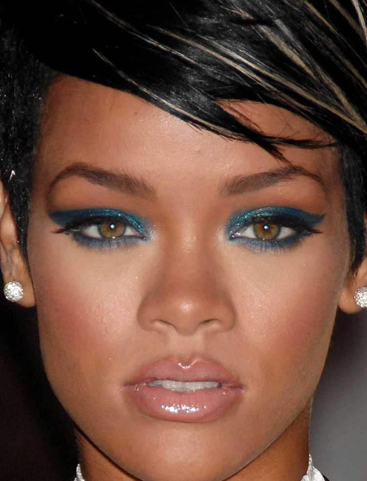 Olho com contorno azul e boca nude é uma das maquiagens lacradoras para o Réveillon