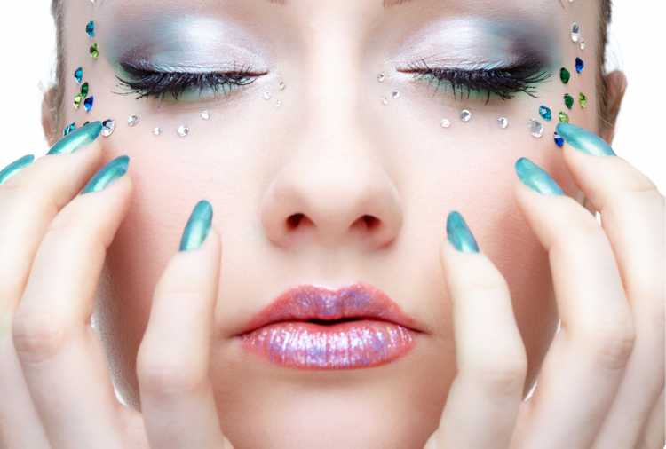 colar cristais corretamente é um dos truques para a maquiagem perfeita de Carnaval