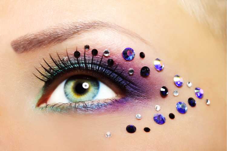 colar cristais é um dos truques para a maquiagem perfeita de Carnaval