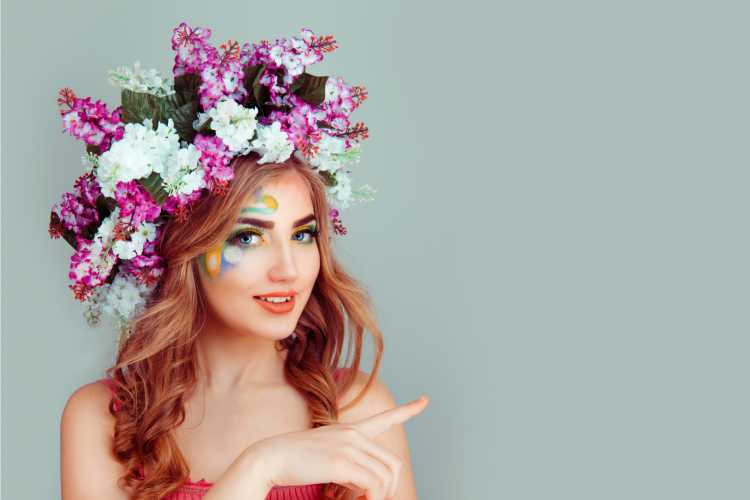coroa de flores extravagante é um dos acessórios de cabelo para carnaval