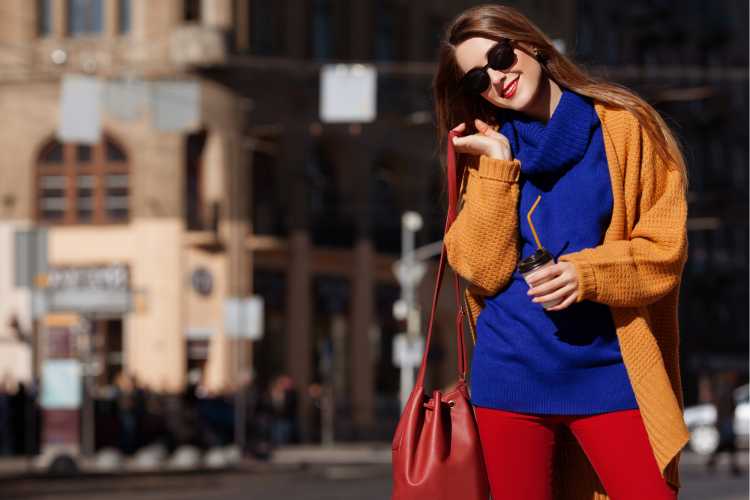 Looks com Mix de Cores casaco laranja e blusa azul e calça vermelha