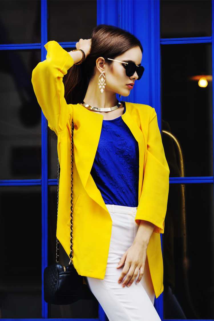 Looks com Mix de Cores com casaco amarelo e blusa azul