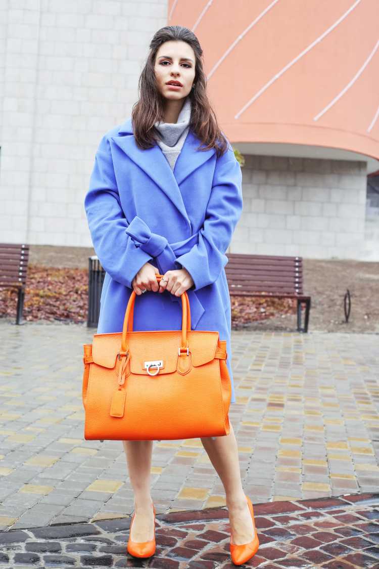 Looks com Mix de Cores com casaco azul e bolsa laranja
