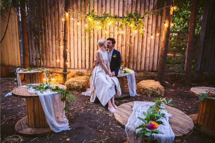 Mesinhas de madeira em decoração de casamento