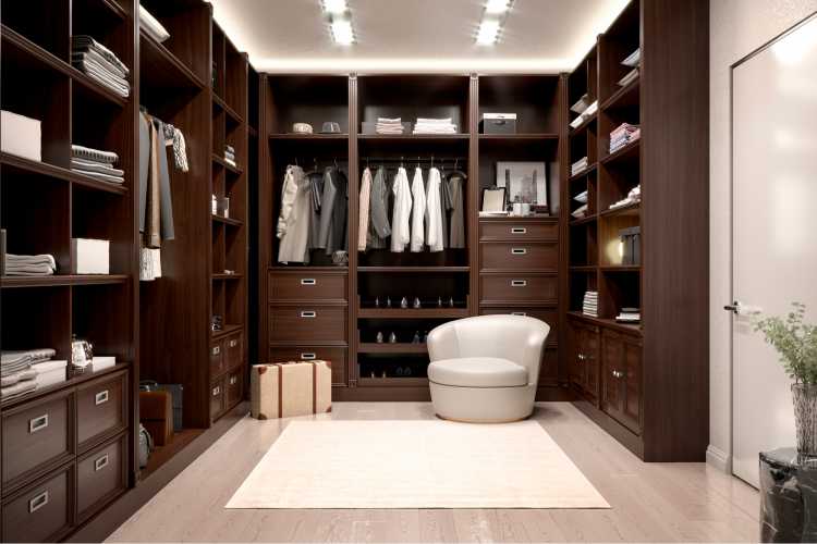 closet simples todo em madeira com piso claro