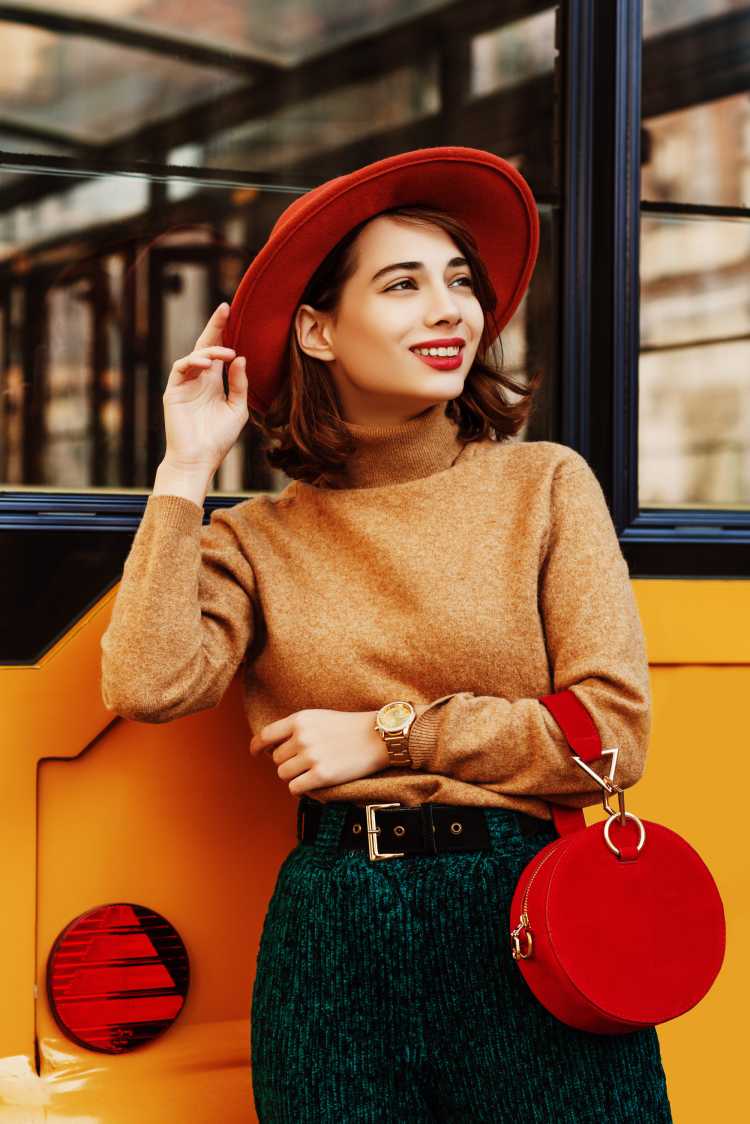melhores tendências de inverno 2019 estilo cowgirl com chapéu e bolsa vermelhos