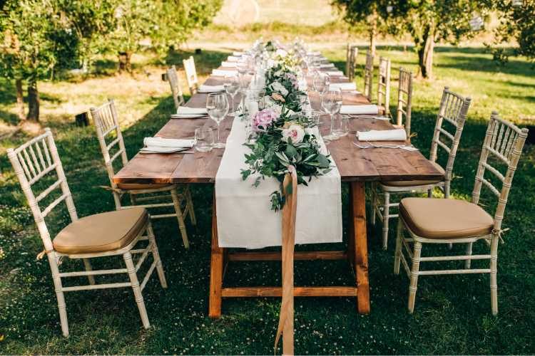 mesas decoradas para casamento na grama