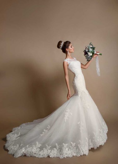vestido de noiva estilo sereia com bordado na cauda