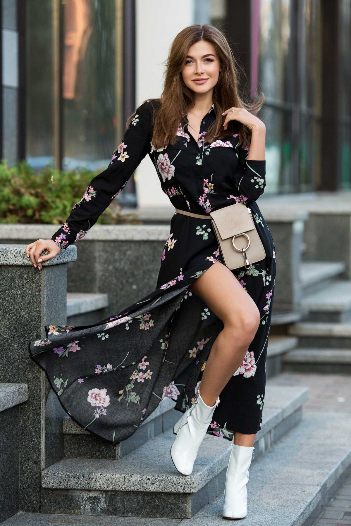 vestido preto com flores e bota branca