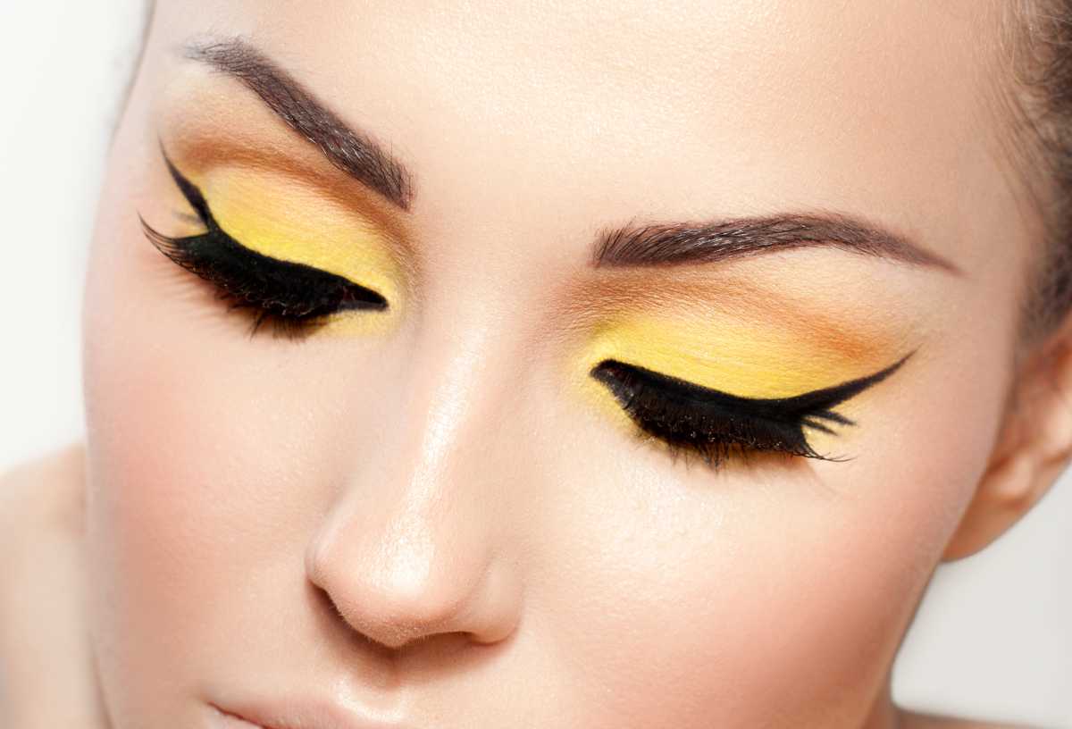 Maquiagem com sombra amarela