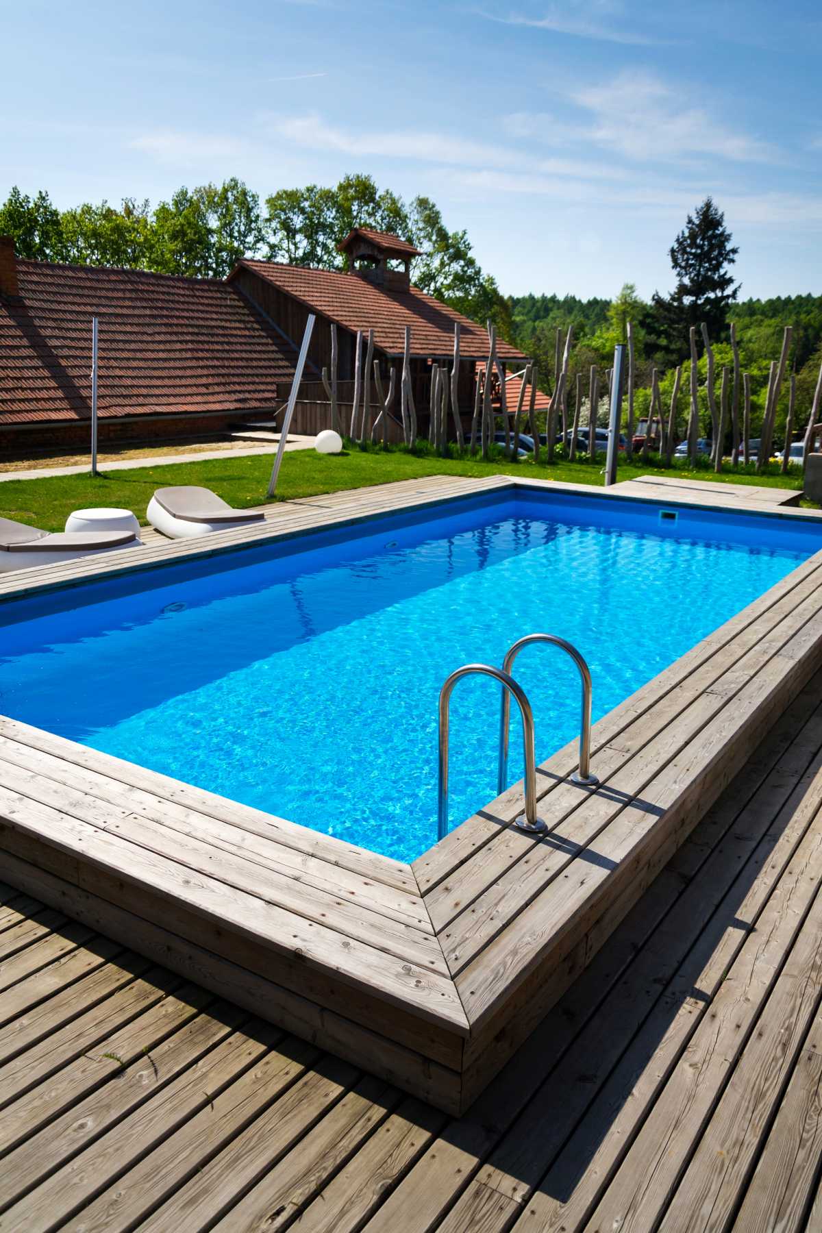 piscina retangular com bordas acima do nível do piso