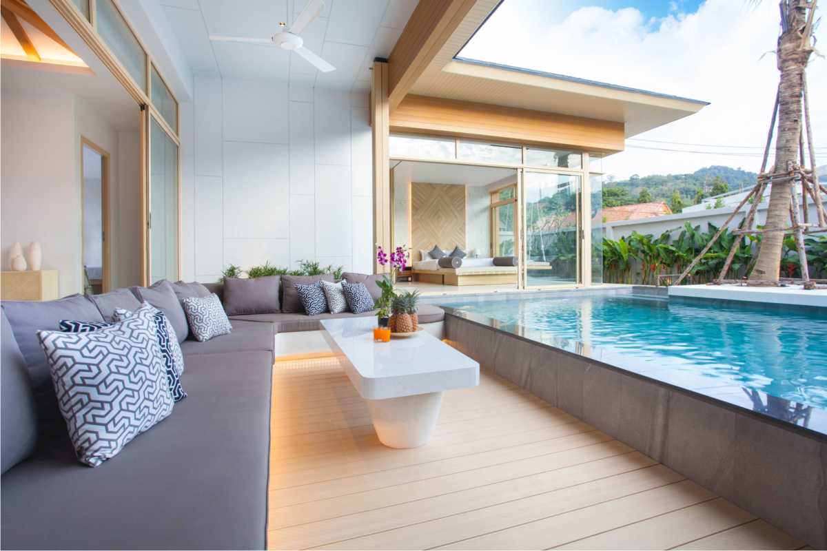 piscina construída acima do nível do solo integrada à casa
