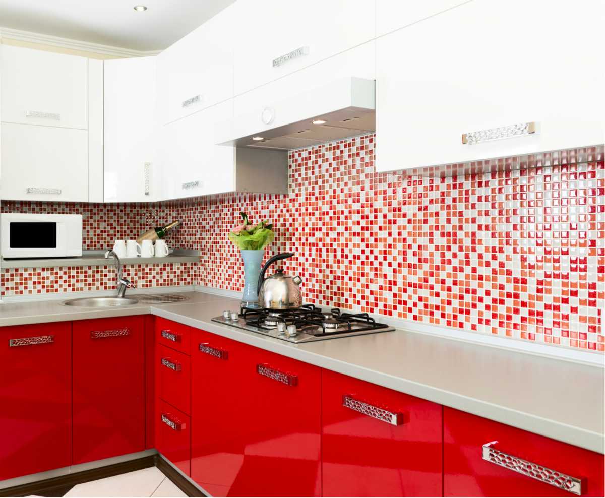 Cozinha moderna com armários vermelhos