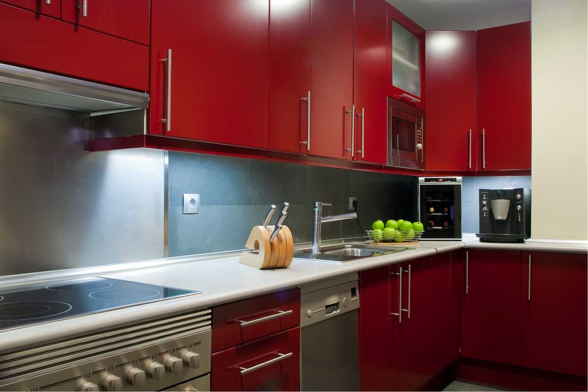 Cozinha moderna com cor vibrante