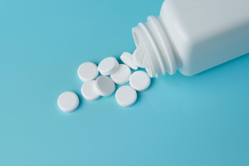 Aprenda usar a aspirina para tratar mancha branca na unha