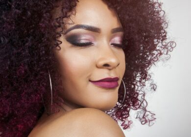Penteados Cabelo Cacheado para Casamento: tendências 2026